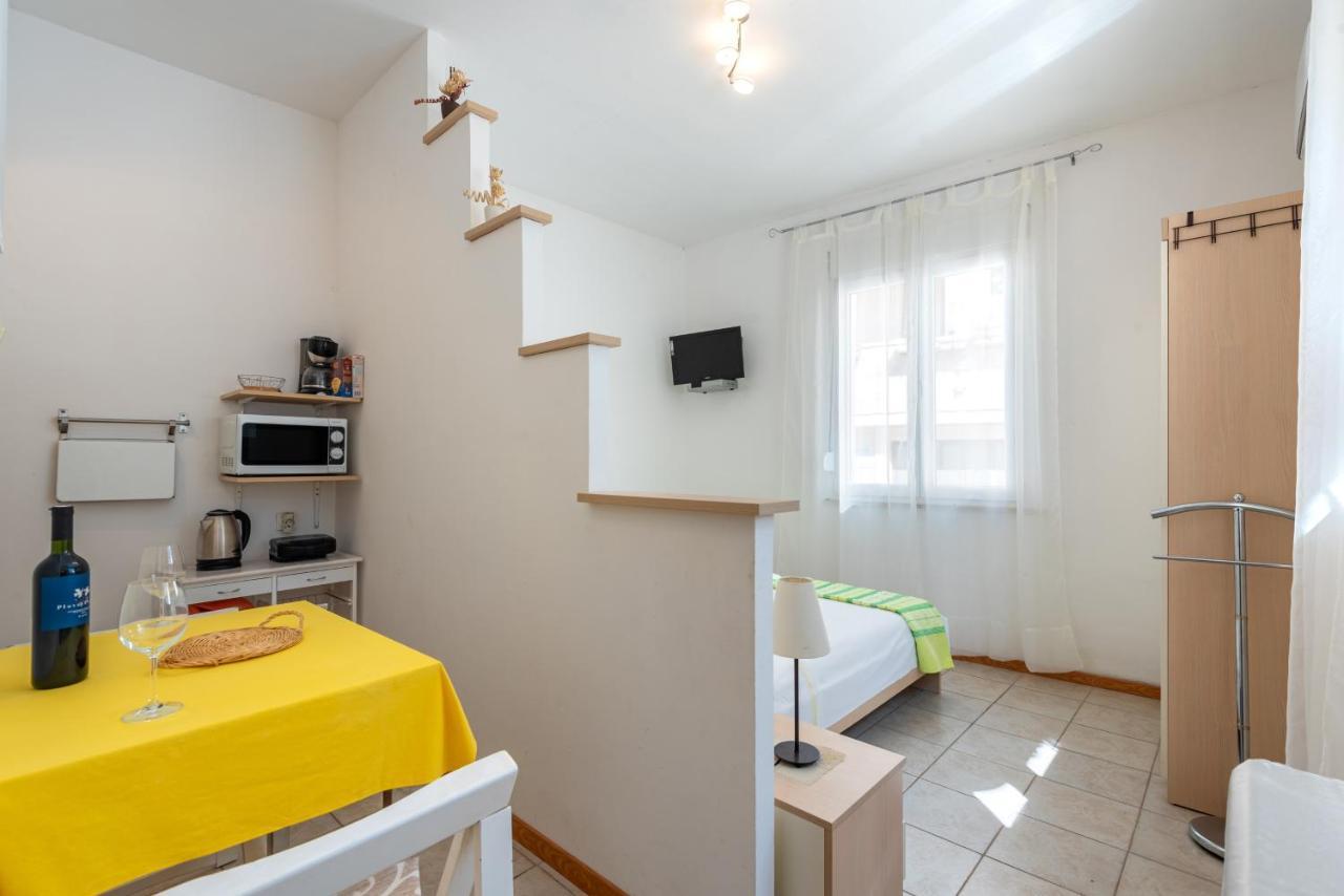 Apartments By The Sea Jelsa, Hvar - 11319 젤사 외부 사진