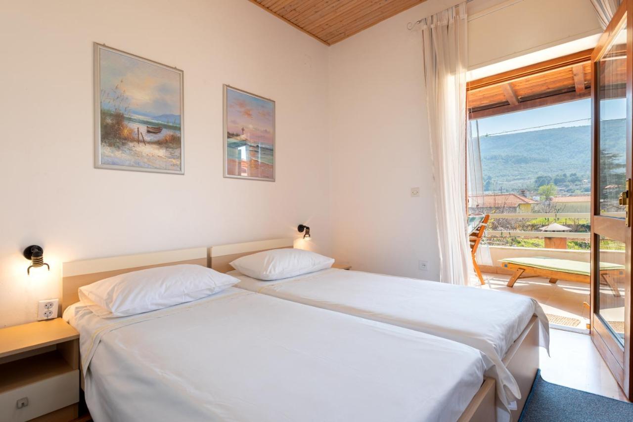 Apartments By The Sea Jelsa, Hvar - 11319 젤사 외부 사진