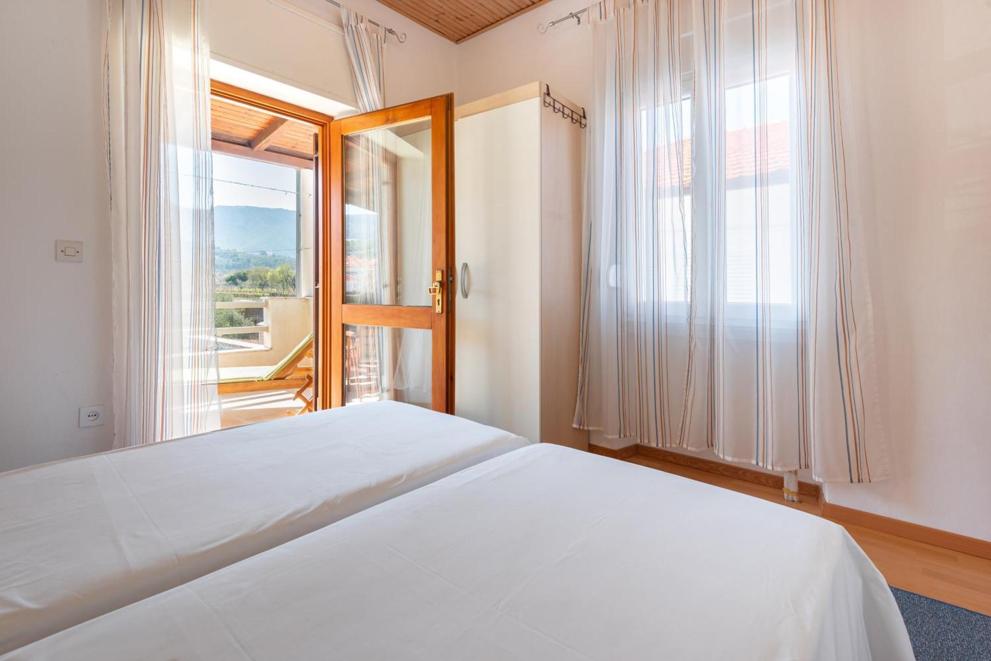 Apartments By The Sea Jelsa, Hvar - 11319 젤사 객실 사진