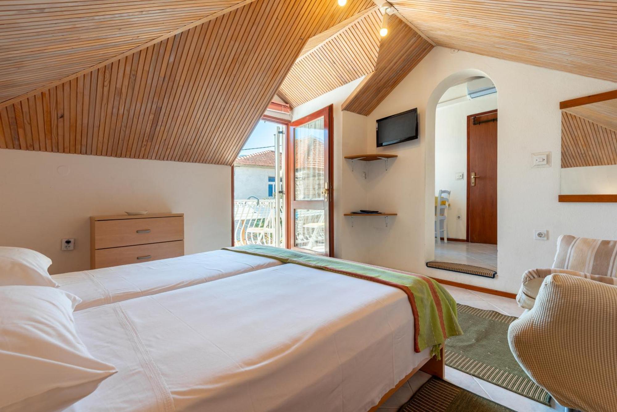 Apartments By The Sea Jelsa, Hvar - 11319 젤사 객실 사진